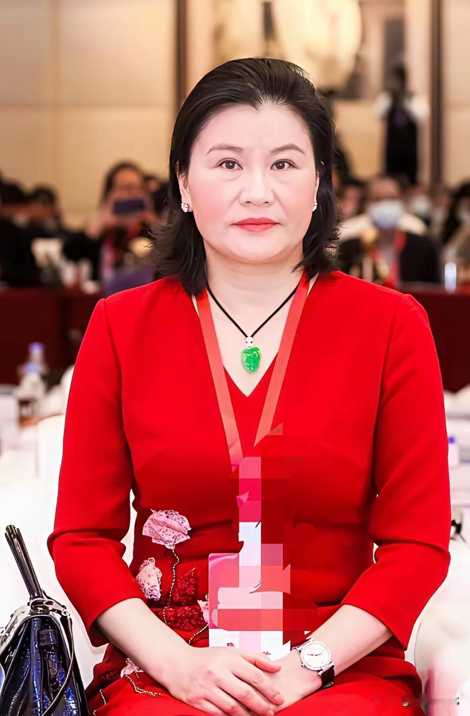 了不起的女性！国宴上坐在马斯克和库克中间的中国女人，当年被疯传“小三上位”的女人