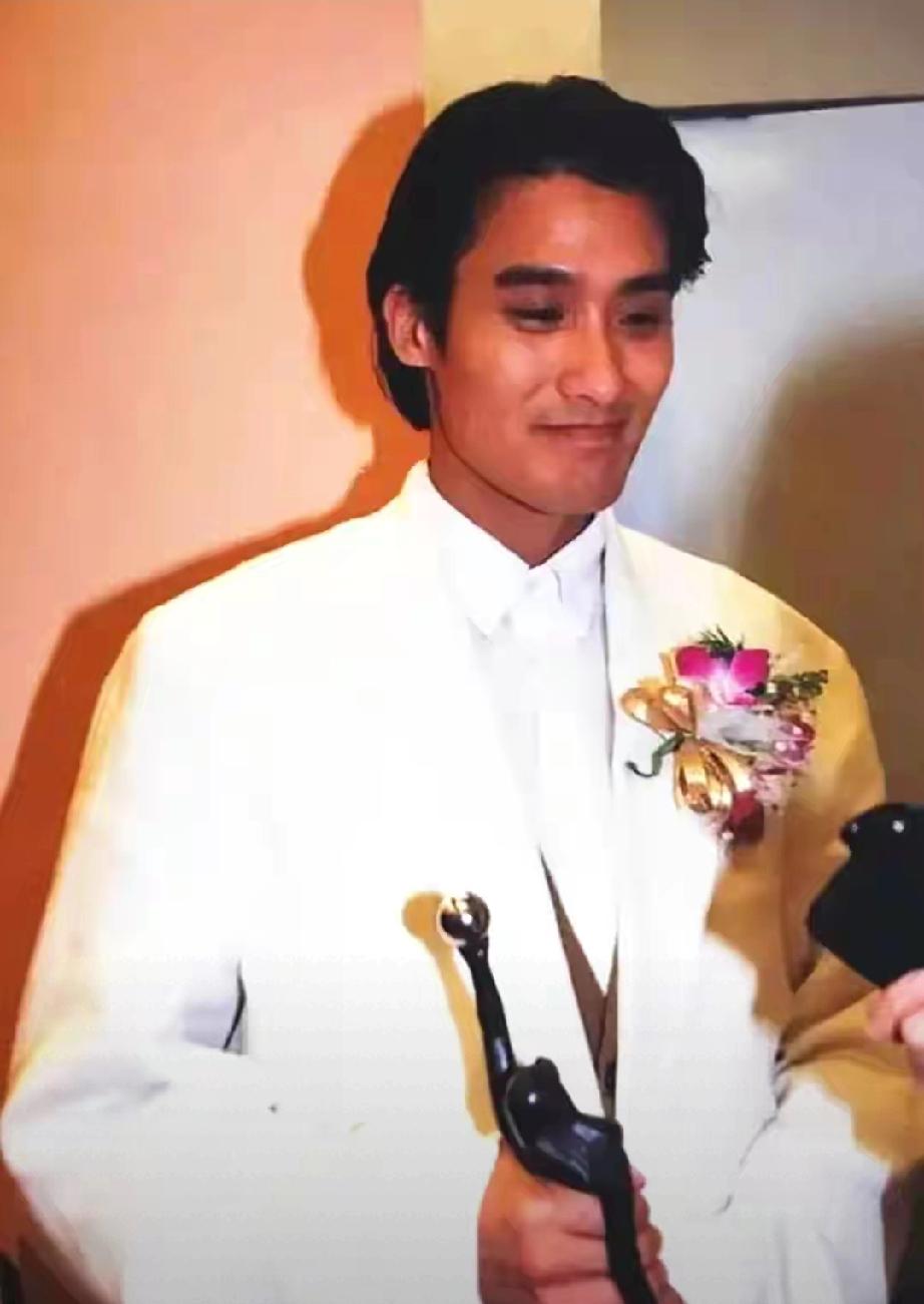 68岁梁家辉五封金像奖影帝！哽咽致谢妻子，当年她勇闯黑帮救他于危难