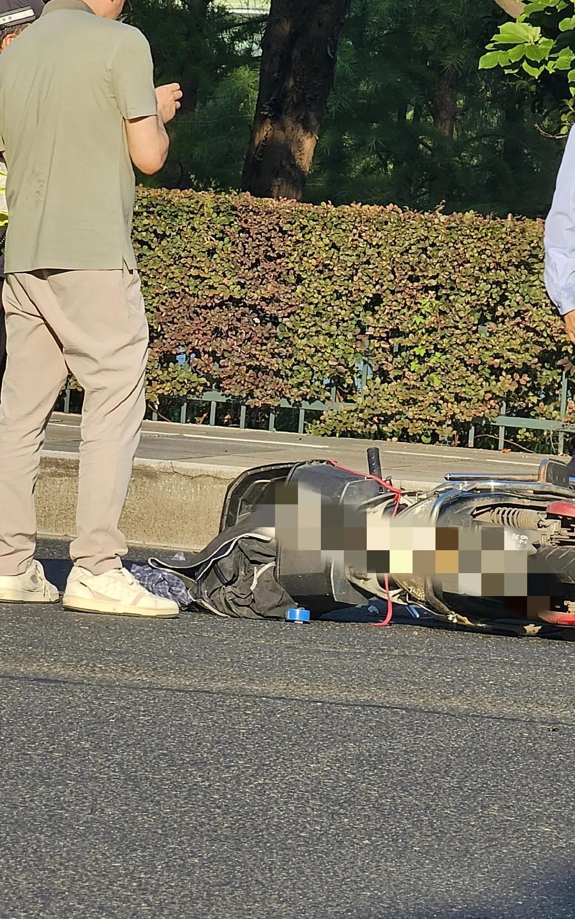 骑车在马路上一定要小心啊。发生了交通事故，那可不是小事情噢！今天干活回来
