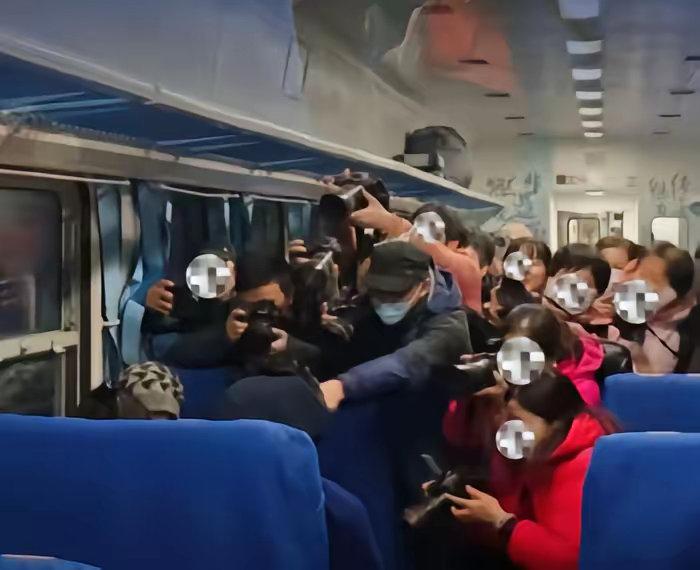 在四川凉山的一趟慢火车上，一位彝族老人安静地坐在座位上，身穿传统服饰，背着竹篓，