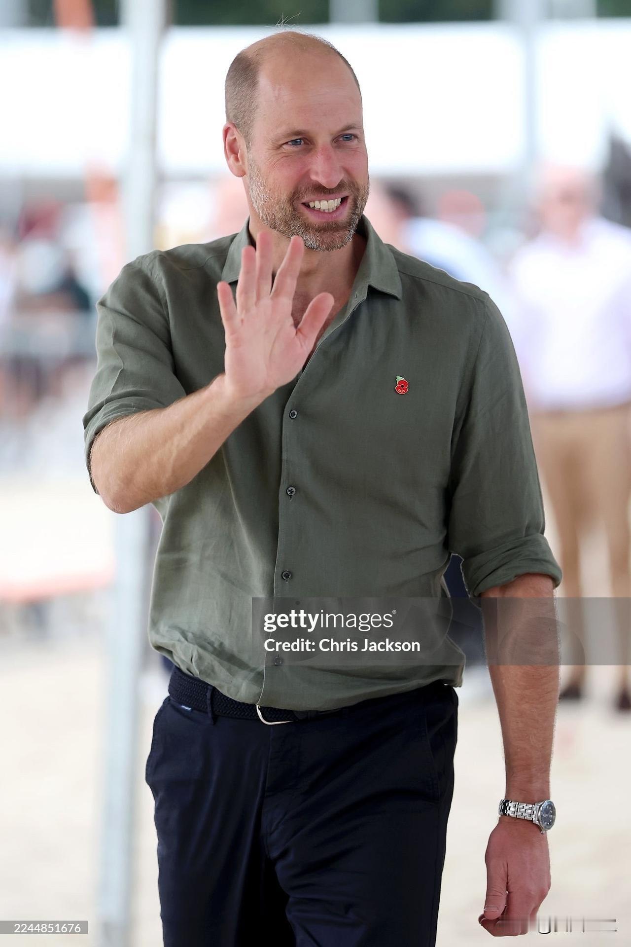 亲民活力的王储！威廉王子最新公务照曝光！当地时间11月3日，威廉王子于巴西出