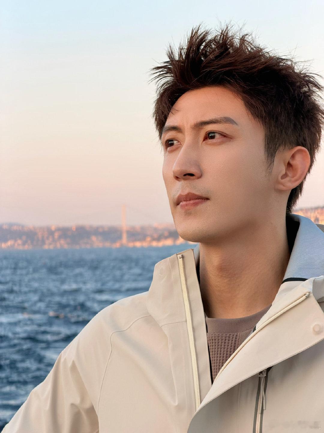 黄景瑜的手部青筋黄景瑜这双手简直仙品黄景瑜手部特写杀疯了，清晰的青筋搭配优越骨相