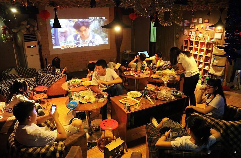 国庆回老家，发现一个特别扎心的现实。今年国庆回老家，心里百感交集；当年玩得