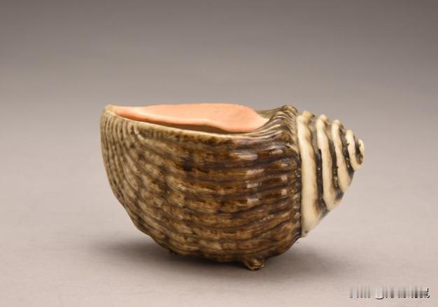1952年，河南一男子翻修老宅时，从夹墙里挖出一个精美的木盒，他大喜这一定是祖传