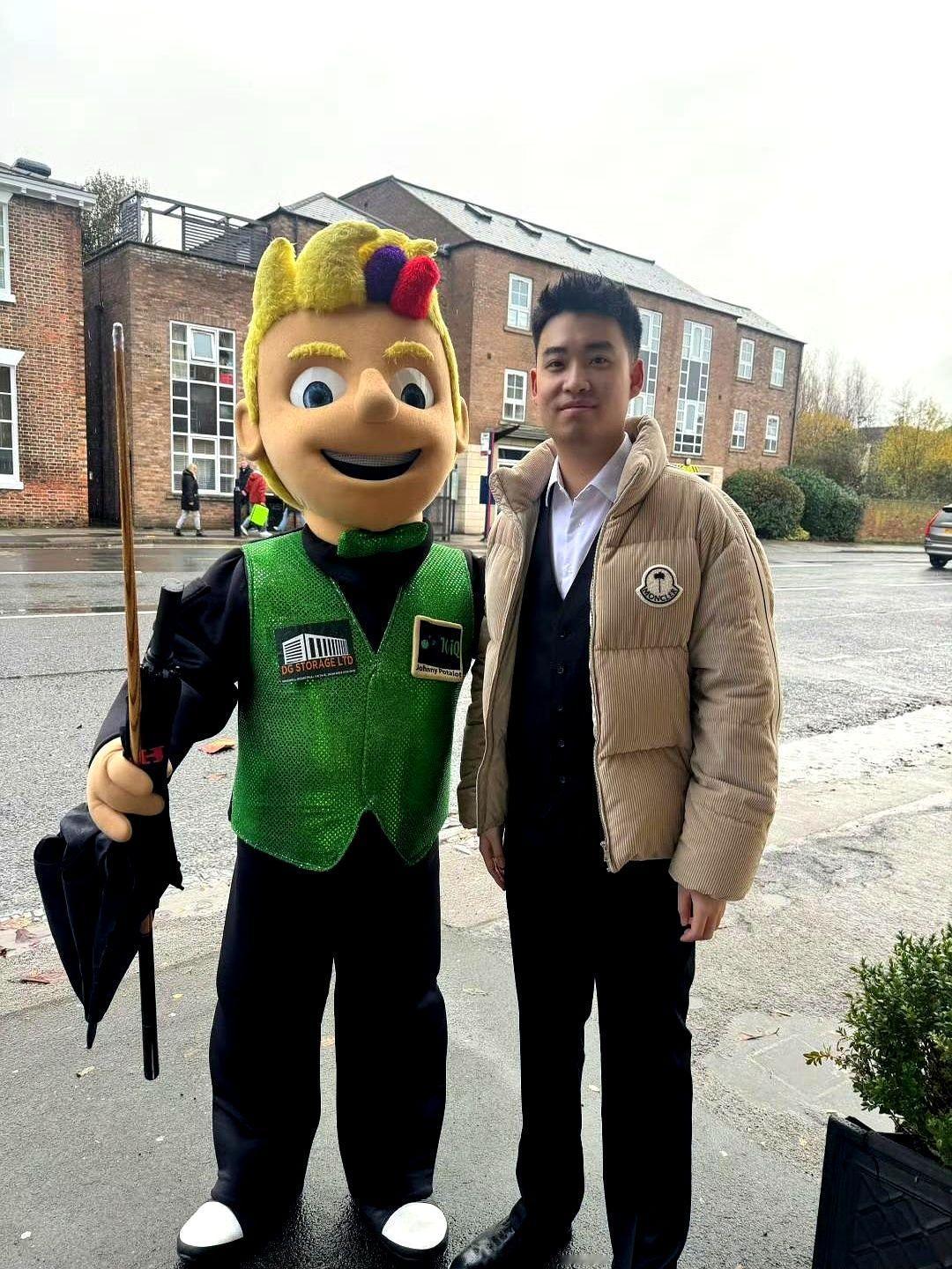 斯佳辉率先晋级16强，正赛开始第一天，斯佳辉传来好消息，6-0零封瑞恩戴，状态火