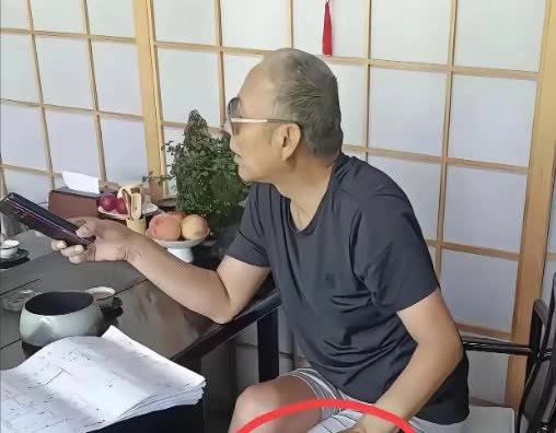 70岁陈道明大变样，头发花白，满脸皱纹老年斑，老花眼明显，还是烟不离手，茶壶的位