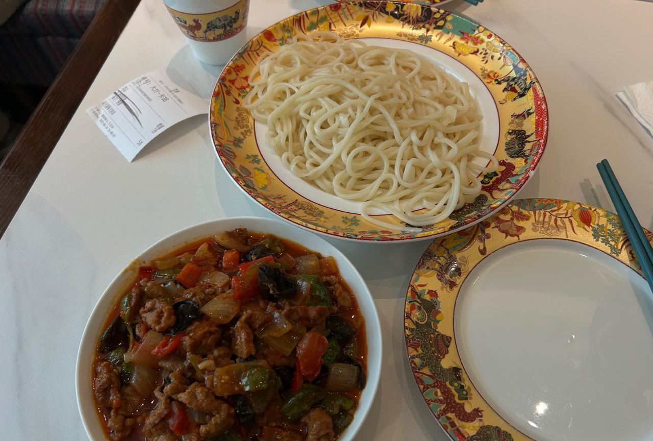 想吃拌面，思来想去附近是有一家维吾尔族餐厅，在导航上看了一下，有将近五公里的路程