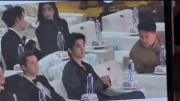 段奕宏这个大I人居然主动跟肖战打招呼，能感受到段叔在打招呼之前做了很大的心理建设