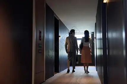 重庆，大学导师和做公益项目的女子在酒店发生关系，事后女子报案称被侵犯，男方却坚称