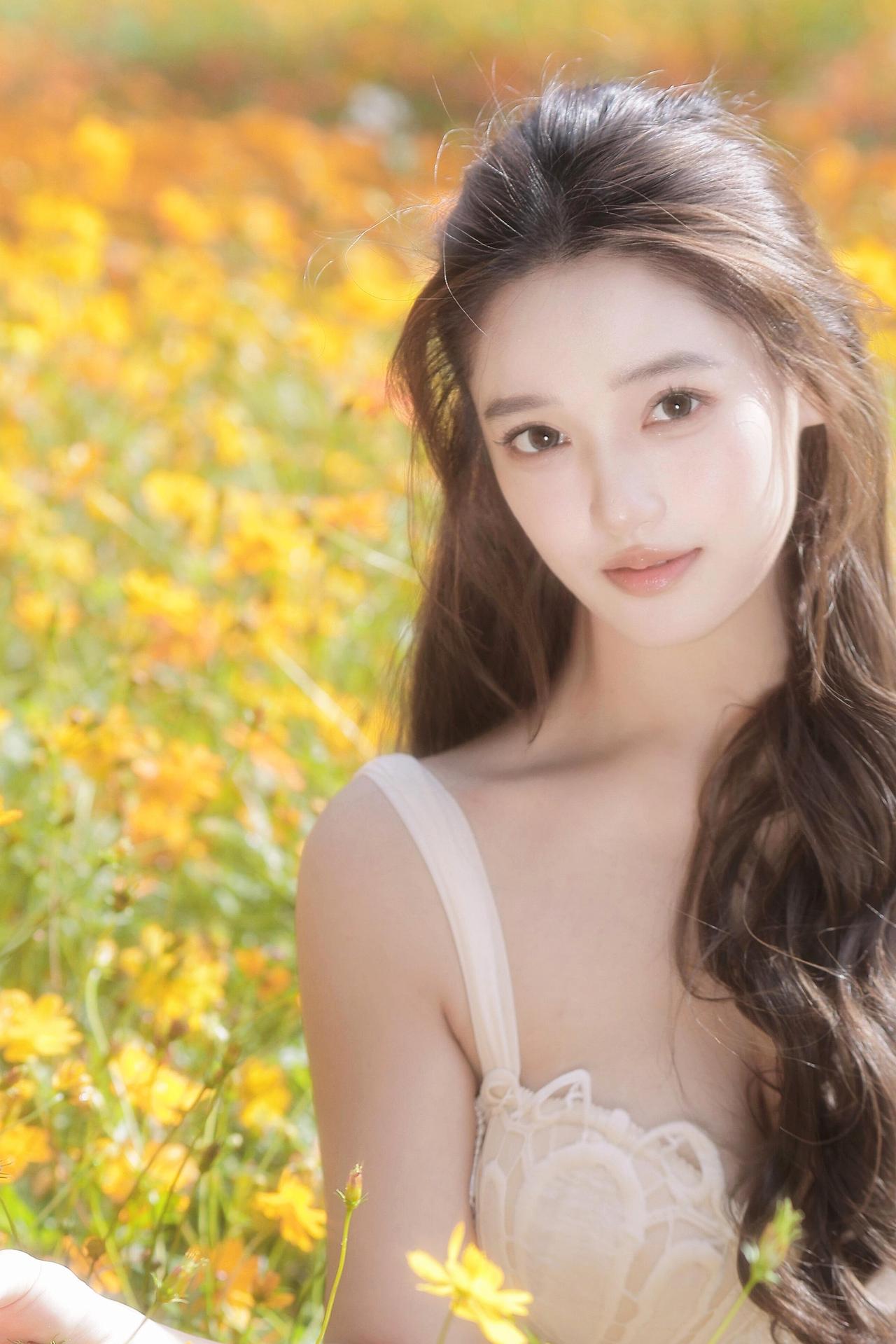 《花间词》原创诗词原创看图片配诗白裙一袭入芳丛，人倚花光两不分。风动流