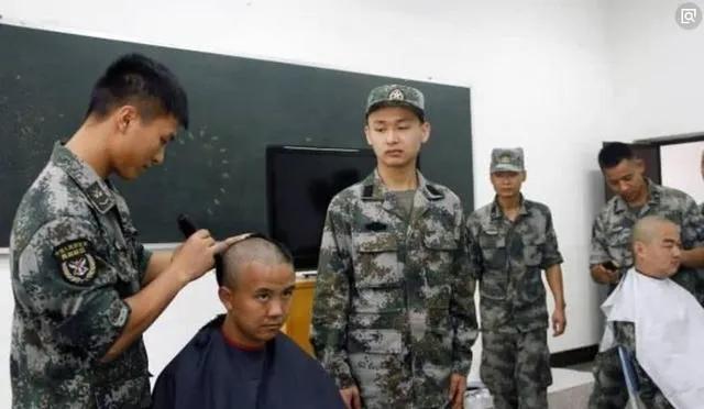 还记得部队里“从头开始”被“369”支配的恐惧吗？！！有谁记得入伍就被教练班长