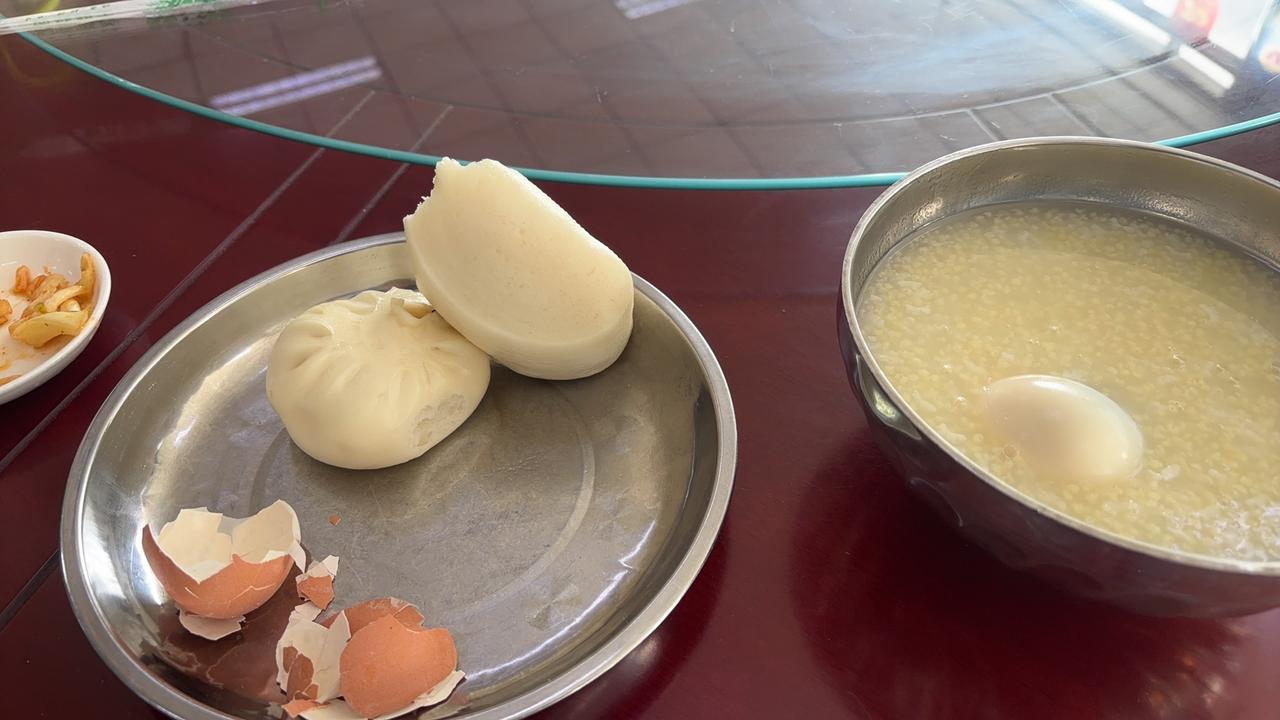 我现在对食物的欲望越来越少早晨起来我会喝一大杯温水让自己的胃舒服起来然后