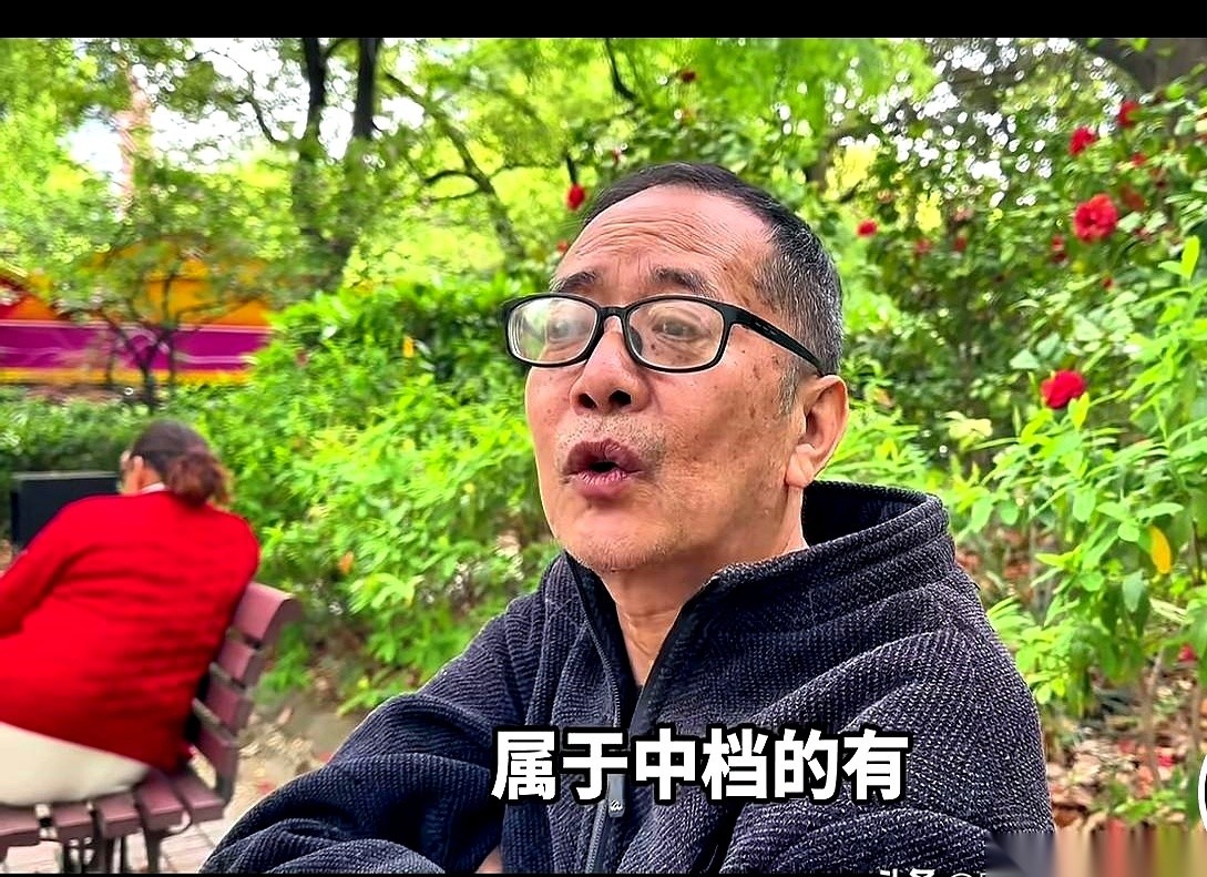 在齐齐哈尔的街头饭馆里，三个人盯着桌上还剩大半盘的葱爆羊肉，谁也夹不动最后一筷子。老板走过来扒拉两下