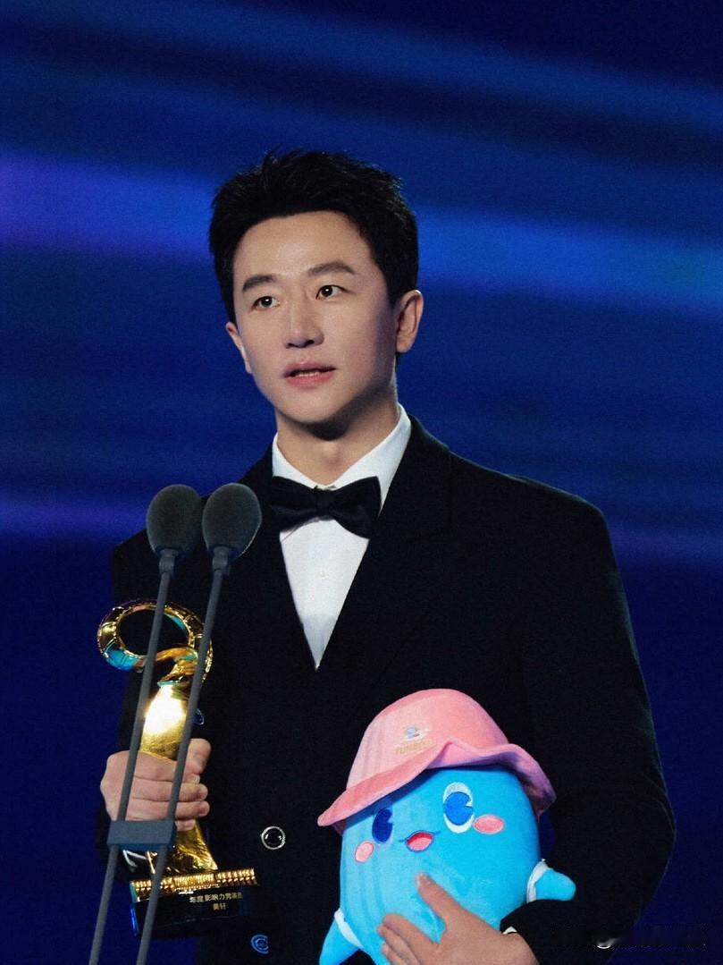 黄轩拒了杨紫新剧《玉兰花开君再来》男主邀约被黄轩拒绝了,理由是该男主形象与黄轩