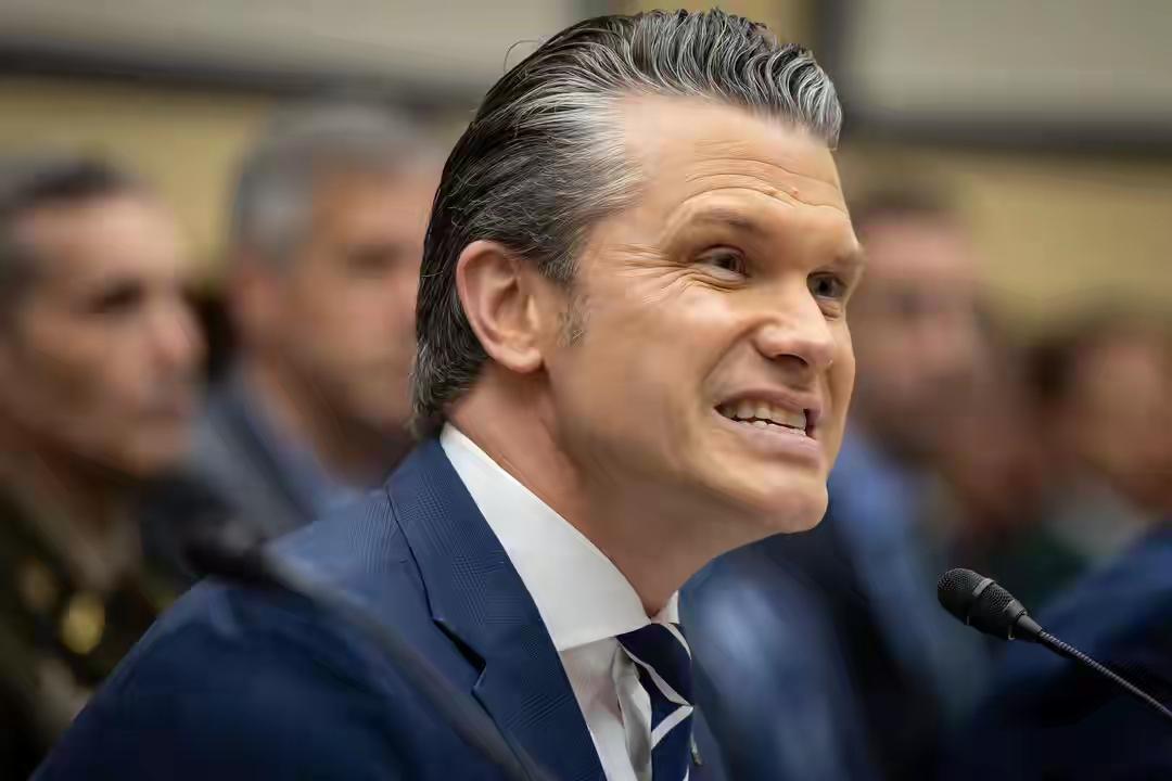  美防长国会彻底破防！6小时连环拷问，当场龇牙咆哮，场面完全失控震撼全球！