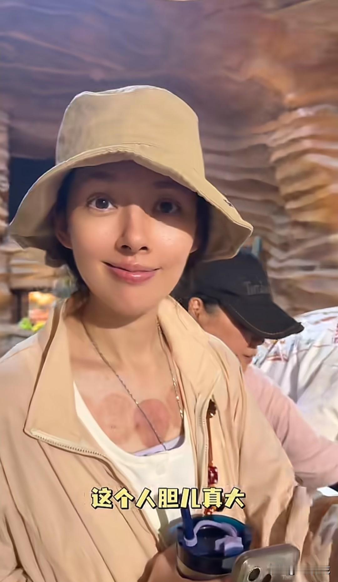 刚从西双版纳度假归来，向佐郭碧婷带一双儿女逛萌宠乐园，女儿徒手盘蛇超勇敢。7月2