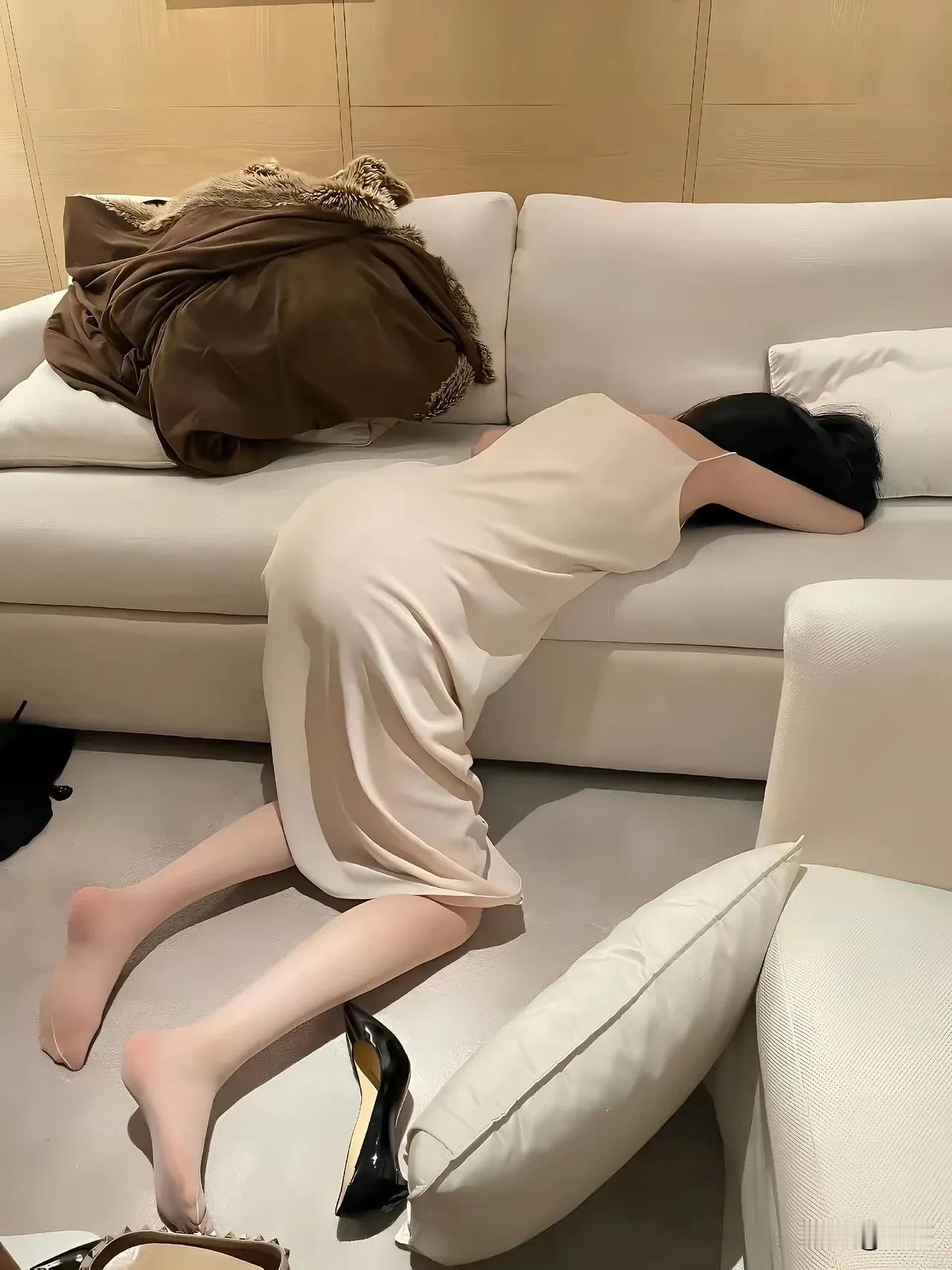 美人，喝醉了也是美人！酒不醉人人自醉，人生需要优雅，需要美酒的刺激和麻醉，在梦与