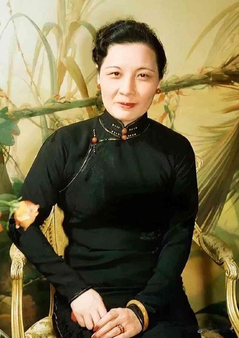 我跟你说，这事儿我琢磨了一晚上，越想越不对劲。你看啊，她106岁，癌症后活成传