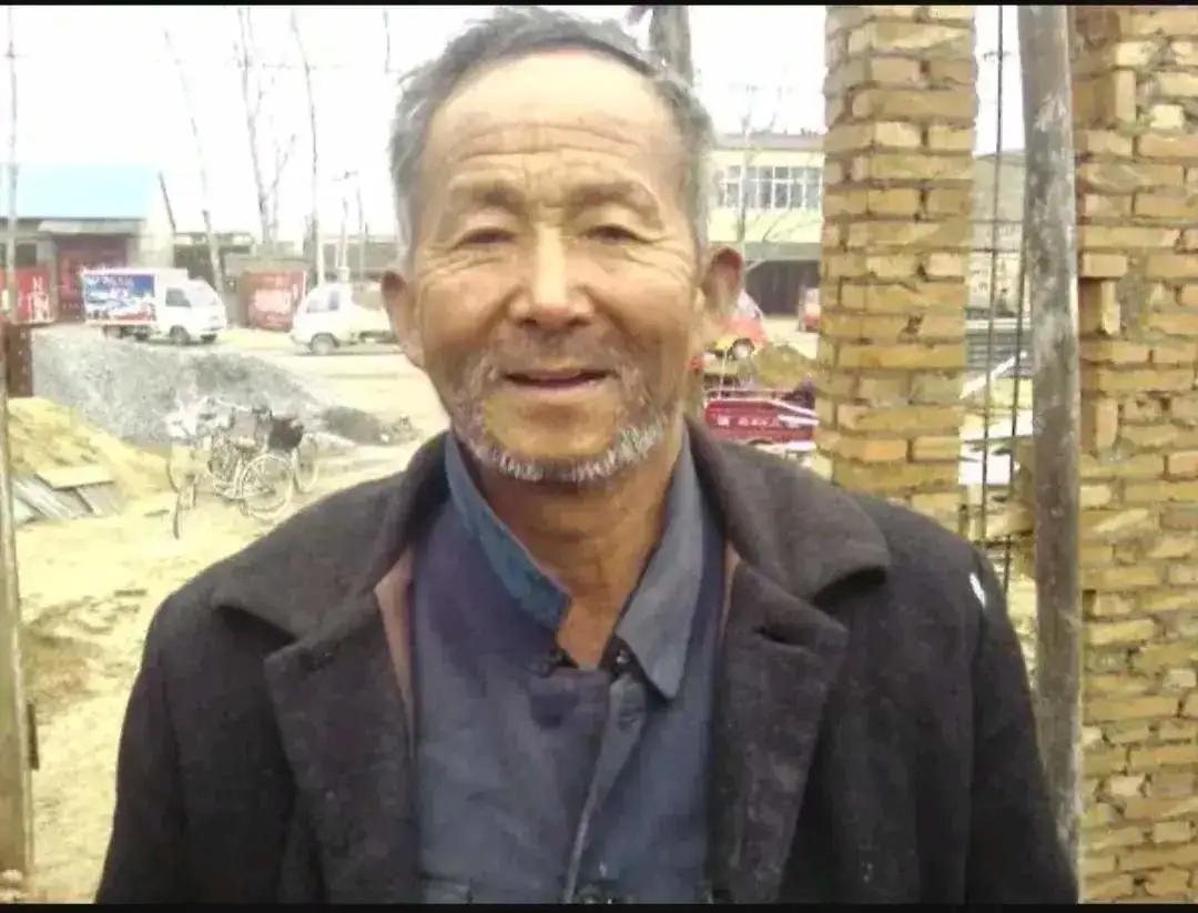 北京街头一名流浪汉因居无定所，被警察送进收容所，当流浪汉填写自己的信息时