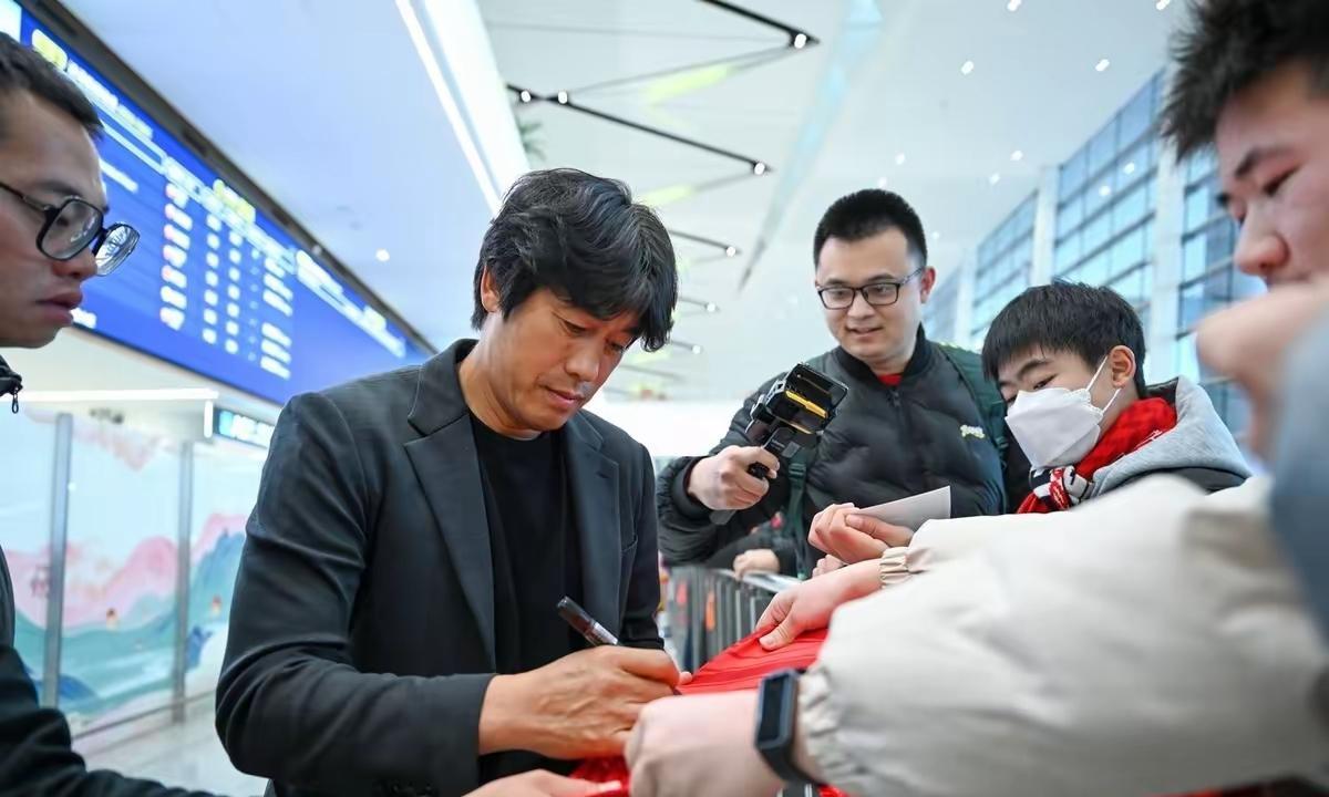 徐正源与俱乐部的续约无疑是双赢局面，在现实考量下，无所谓谁对谁错，合适才是最重要