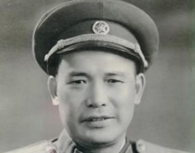 1929年，国民党军中一个排长竟然带着“重礼”千里投奔红军，在半年的考验后，成功