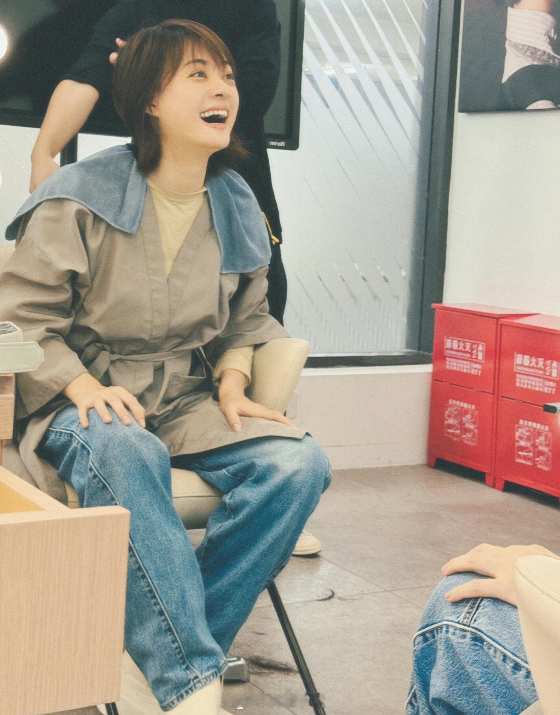 孙俪剪个头发笑的这么开心​​​