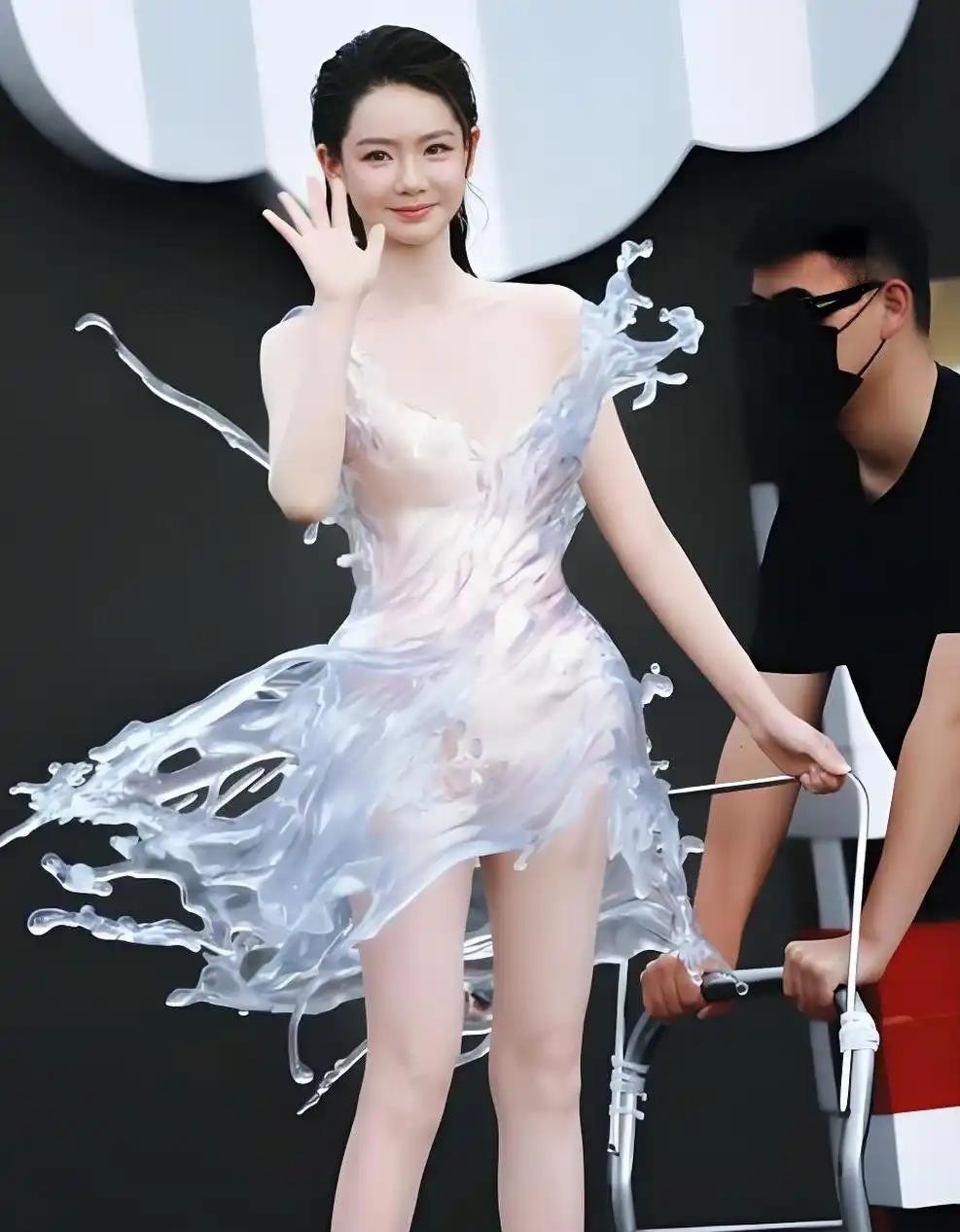 戚薇穿着16公斤的3D打印水花裙被小推车推上红毯，这事真正的看点根本不是造型有多夸张，而是一个明知道