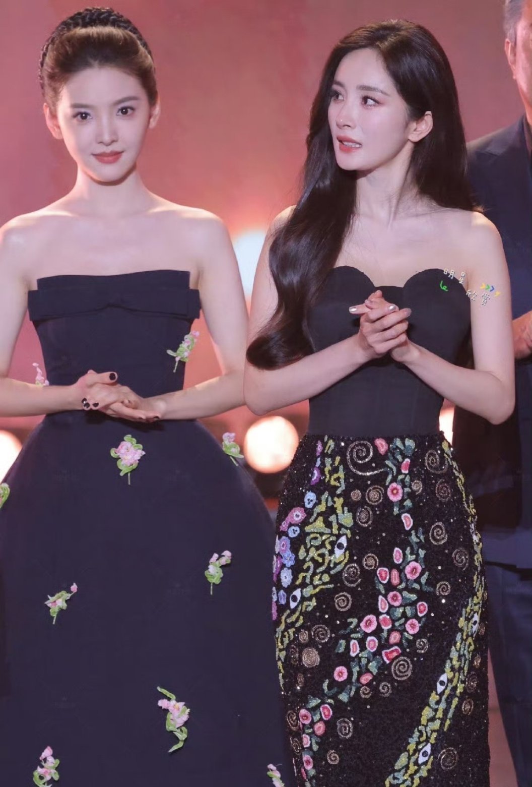 章若楠站在杨幂旁边，真的没输颜值也是抗打的