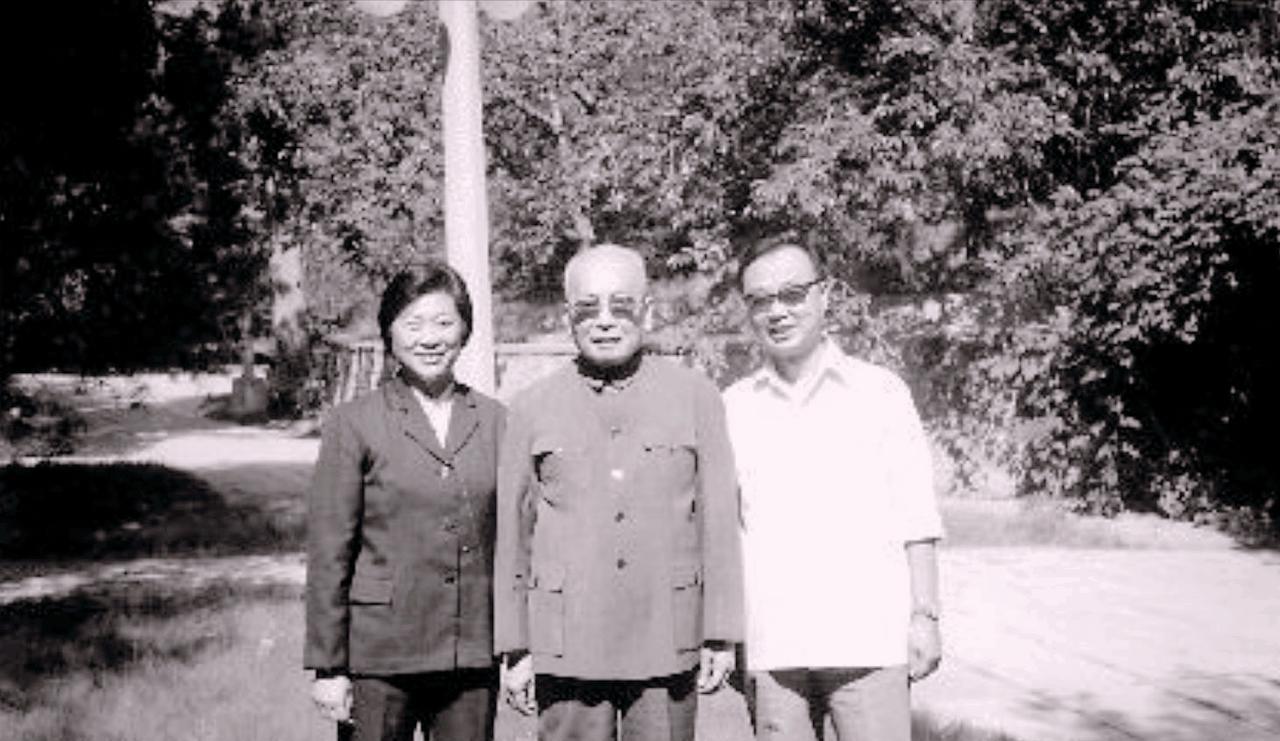 1975年，交通部部长叶飞上将刚刚上任，就发现：“水运局副局长周惠能力突出，职务