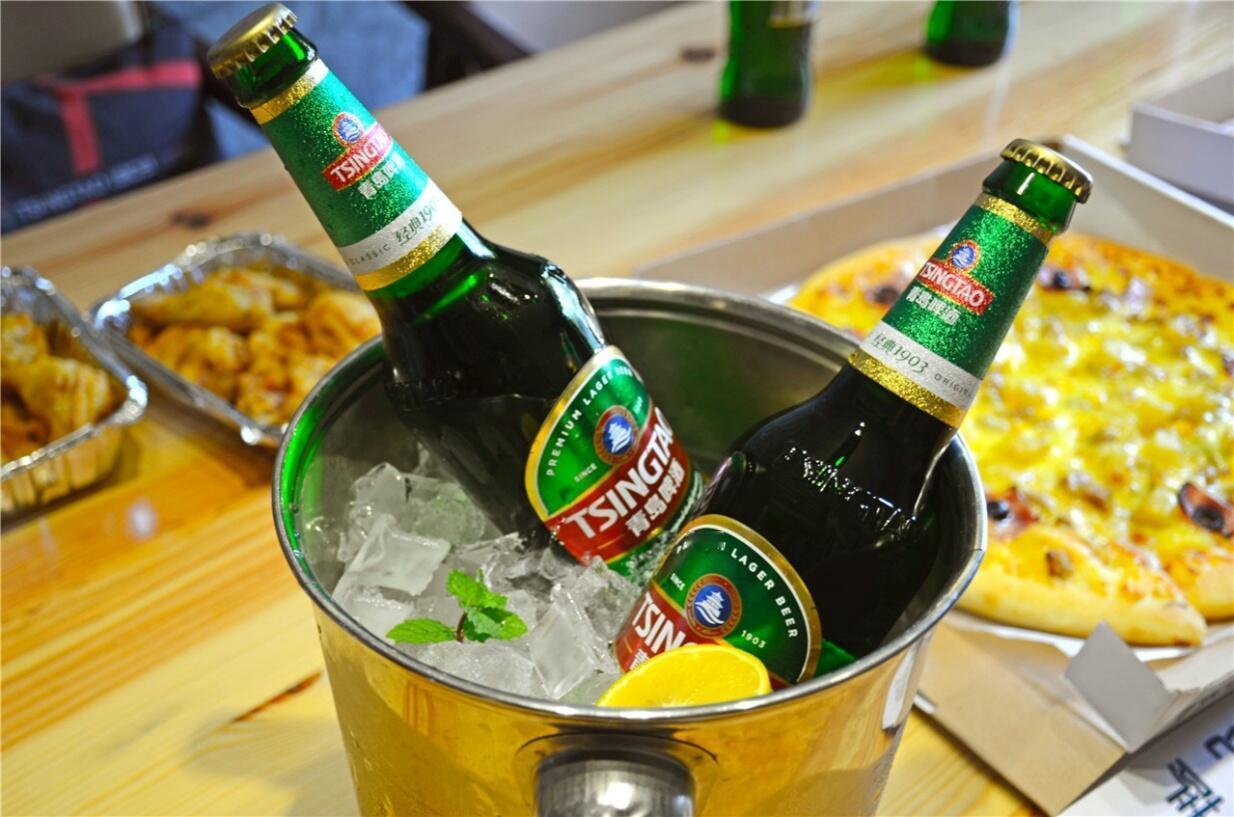 这事儿确实够夸张的。一家餐馆老板都惊了，说店里来了四位“战神”，从下午五点半进门