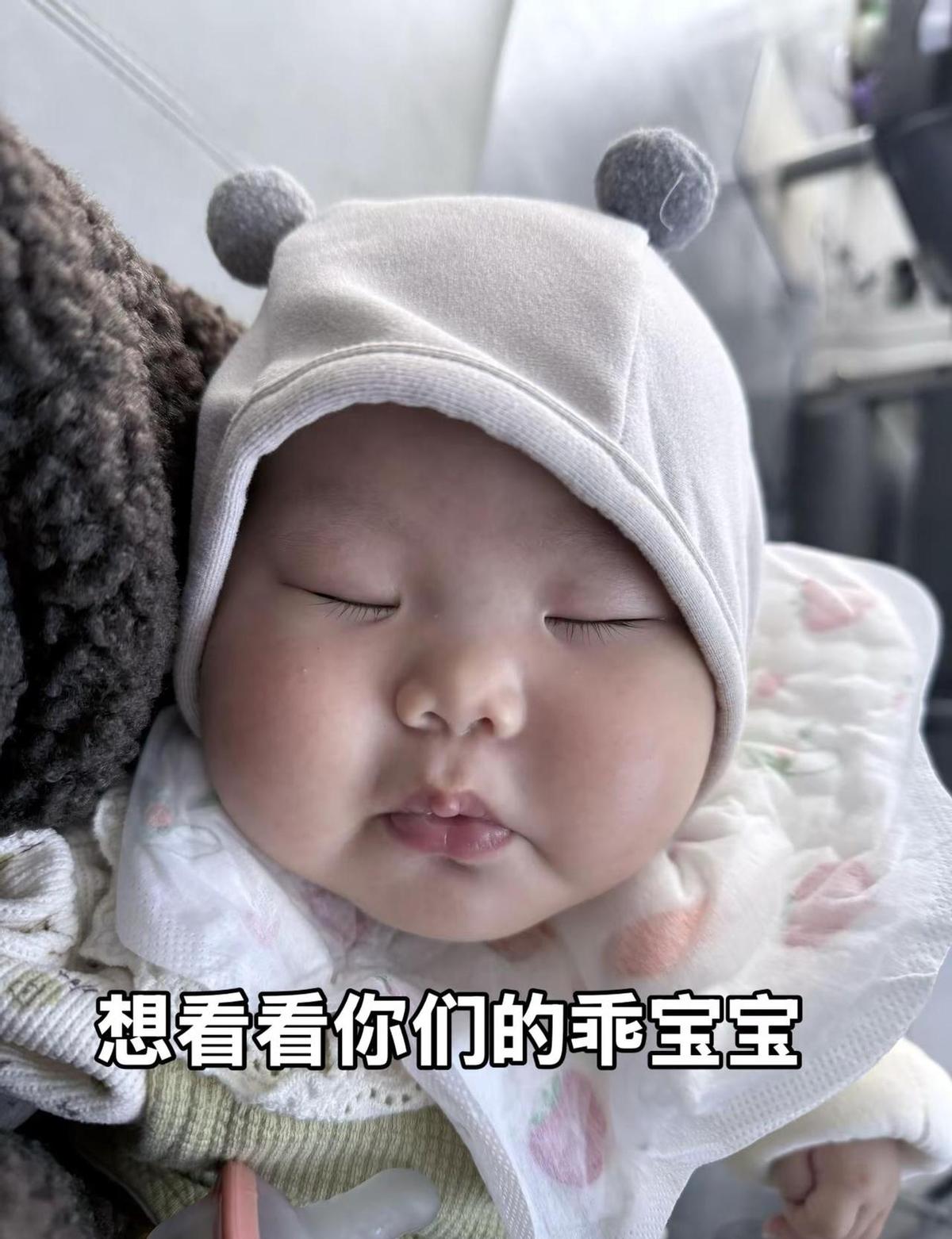 3.2亿次播放！谁能想到一个简单的“晒娃睡姿”话题，竟然能火成这样？刚刷到抖