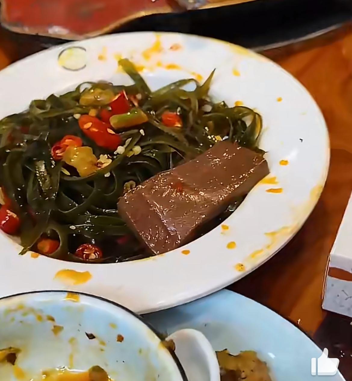 网友揭秘火锅店鸭血的秘密，一直怀疑大块鸭血是假的，没想到真是假的。鸭子那么小，能