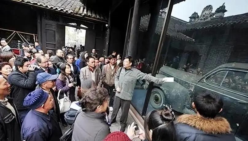 2010年四川大邑县的这场宴席有点不对劲。原定75桌的家族聚会，最后挤进来上