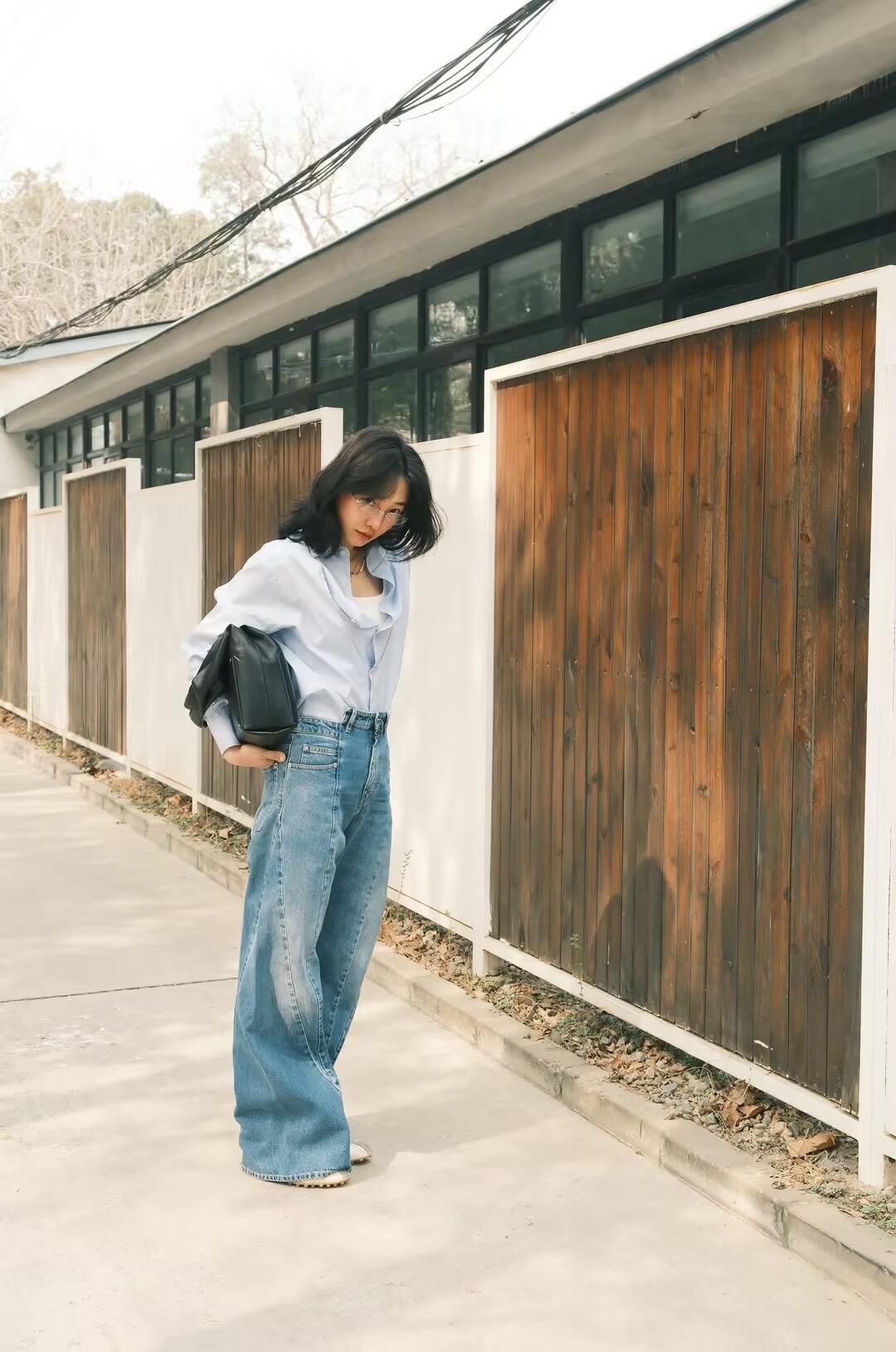 白百何私服穿搭真时髦！蓝色衬衫+阔腿牛仔裤，减龄又高级！