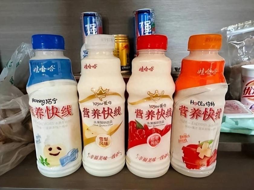 以前：“早餐喝一瓶，精神一上午”；现在：超市角落里，落灰没人拿。营养快线