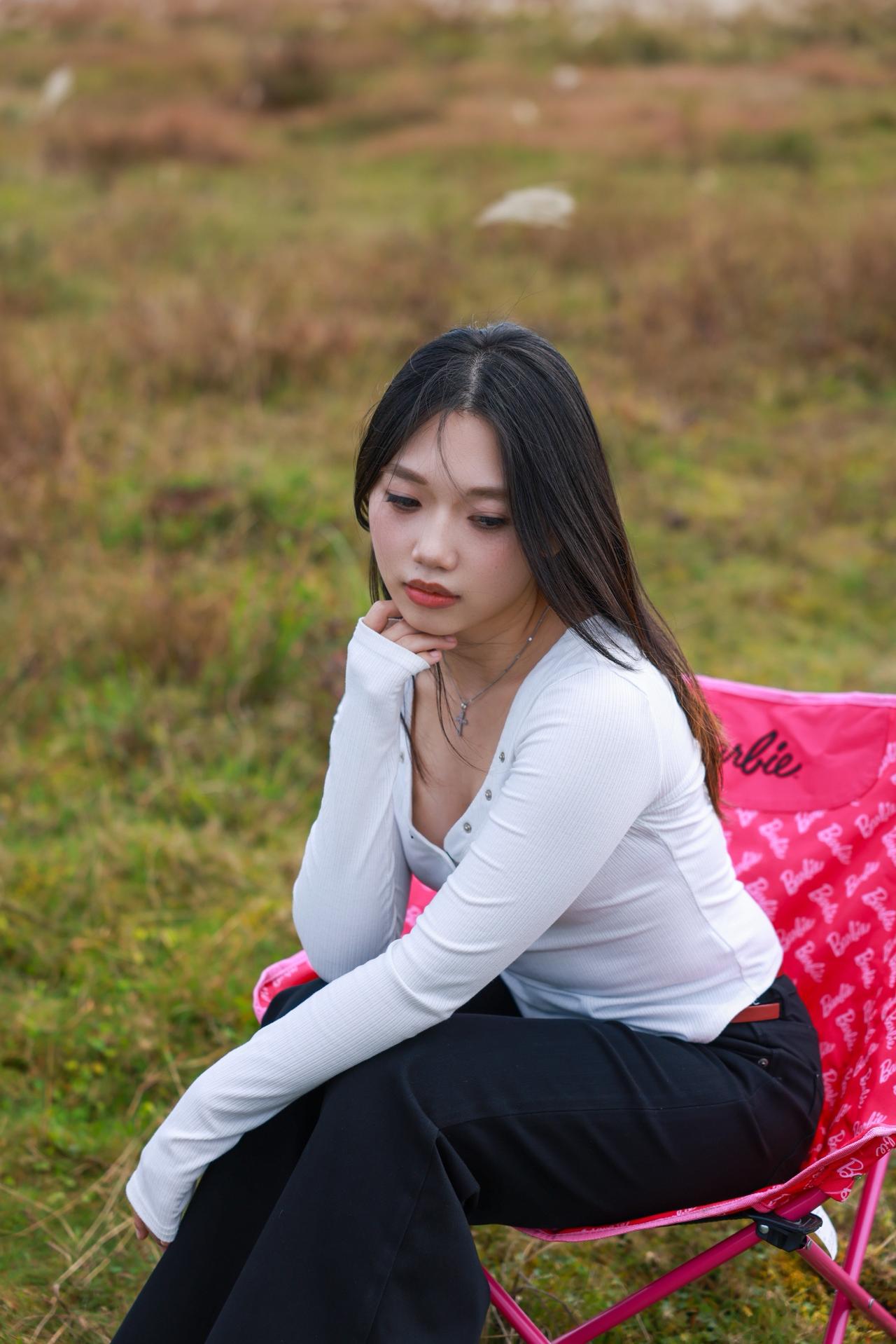 组图｜秋风掠过草原，心事落在粉椅上。摄影人像拍照美出高级感