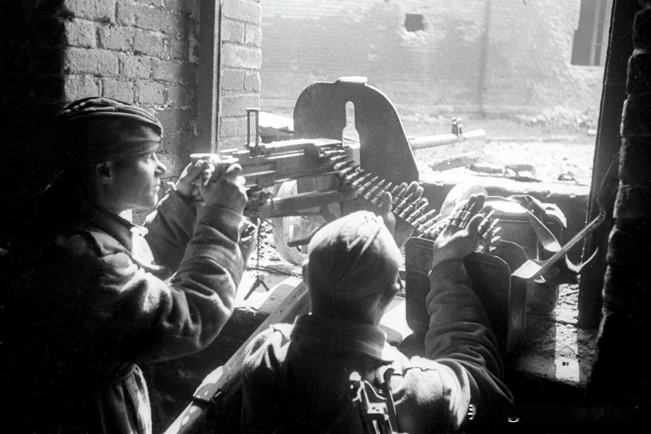 1945年5月，柏林市区。白俄罗斯第1方面军的一个重机枪战斗小组正操纵
