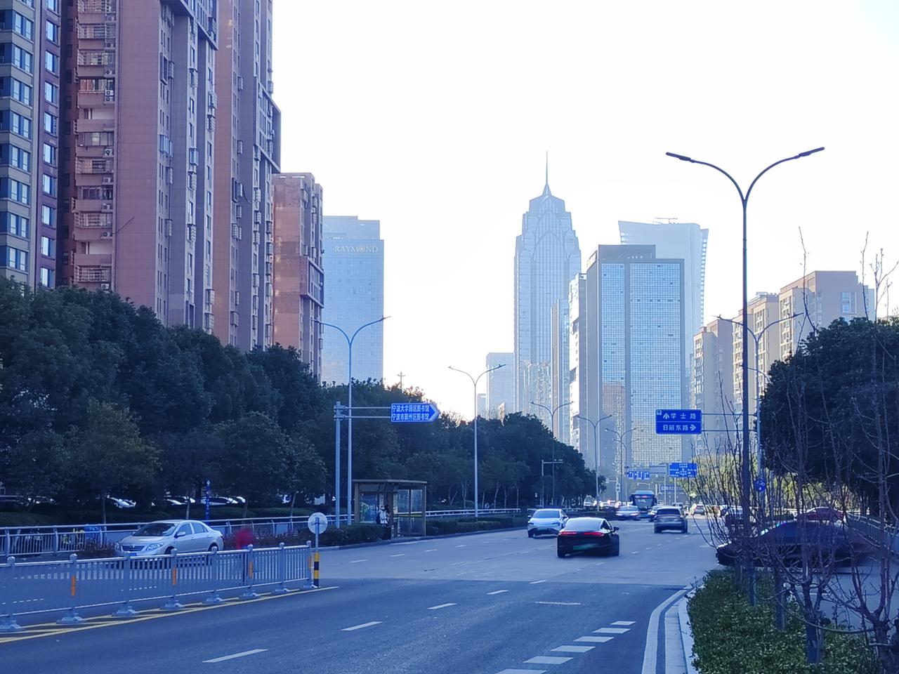 公公生病住院，老公和大姑姐各出6万，共花费12万，医保报销回来10万。这10万婆