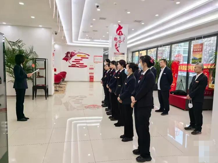 吉林爆出堪称年度职场最大翻车案件，一家资本金仅有一个亿的村镇银行，靠着顶名借贷垒