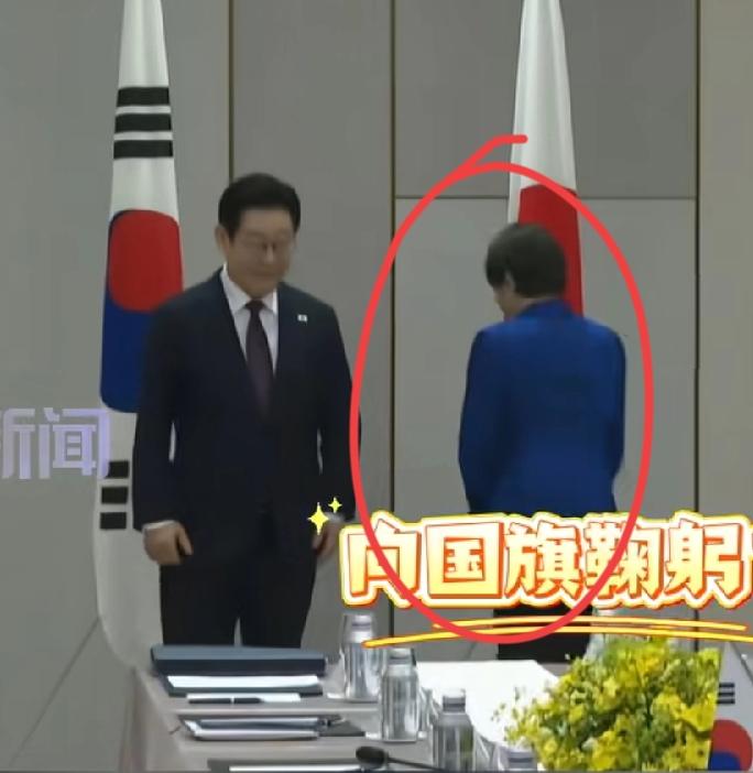 李在明懵逼了！眼瞅着高市早苗走到身前，站好等着握手呢，直接被无视！高市先朝着国旗