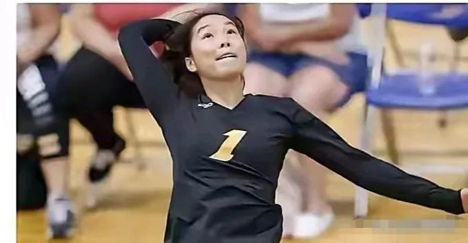 她是宗馥莉的妹妹，但也许在宗馥莉心里压根就不承认她是自己的妹妹吧，毕竟她是小三生