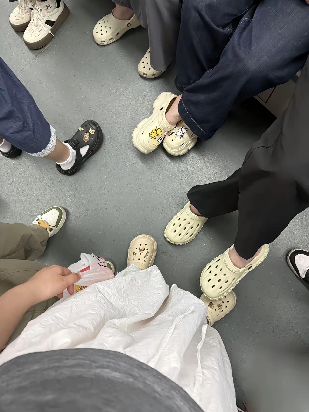 大家发现没有？现在夏天坐地铁，放眼望去，不管男生女生，脚上几乎全是各式各样的洞洞