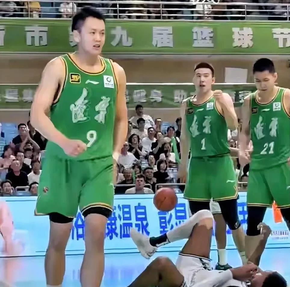 看过辽篮在阜新四国男篮邀请赛的表现，才弄明白辽宁队为什么非要引进姜宇星。辽篮在