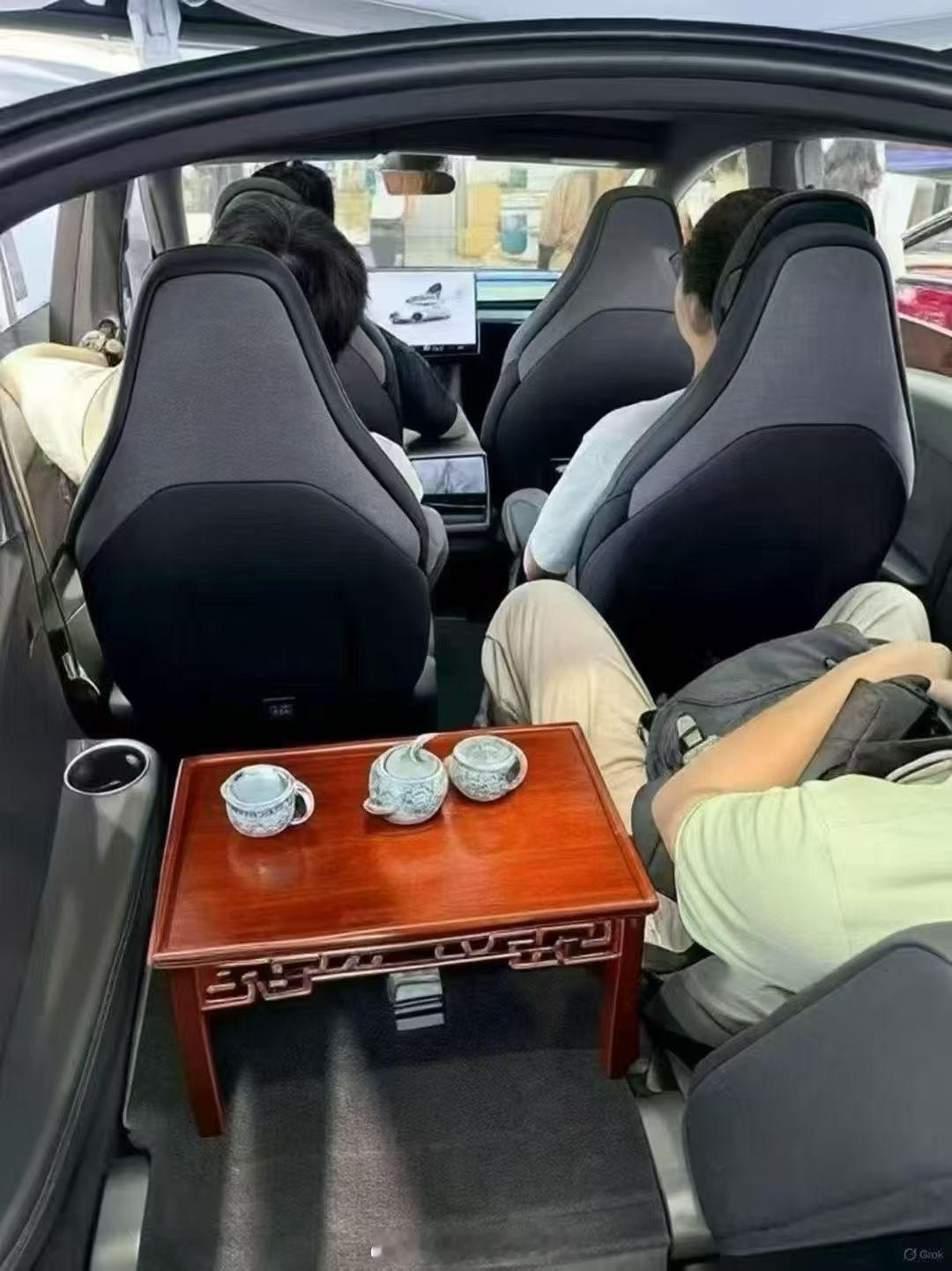 不是吧？ModelYL的空间这么大吗？第三排还能放茶桌是吧