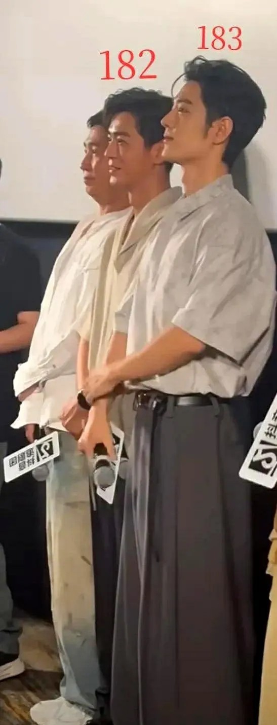 46岁的乔振宇和33岁的肖战站在一起，竟然像同龄人！一个温润如玉，一个阳光俊朗，