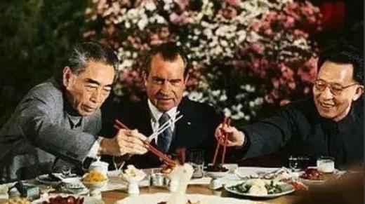 1972年，周总理与尼克松共进晚餐，翻译一句“处女鸡”，场面一度尴尬。1
