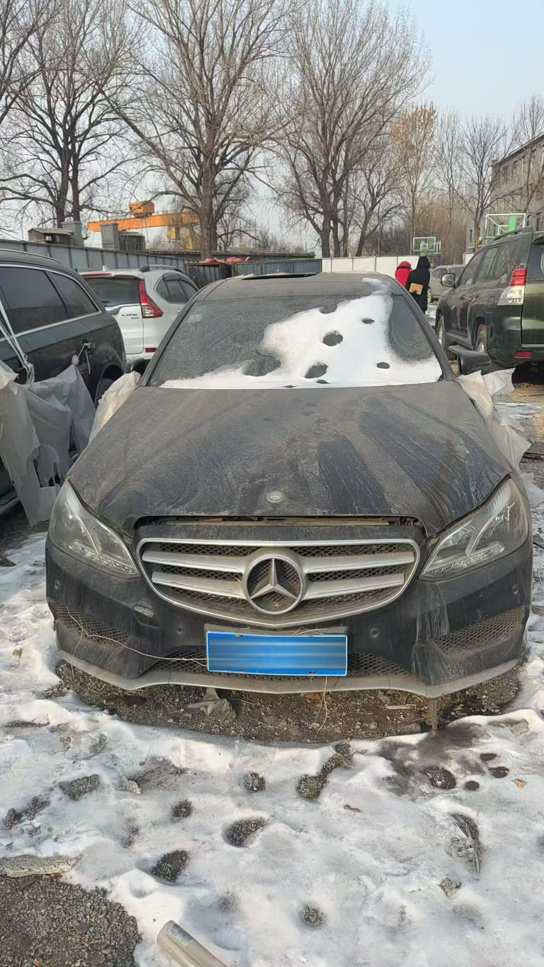 我特别喜欢这一代奔驰E方方正正的，很有行政感可惜，风餐露宿11年虽然保住了一手原