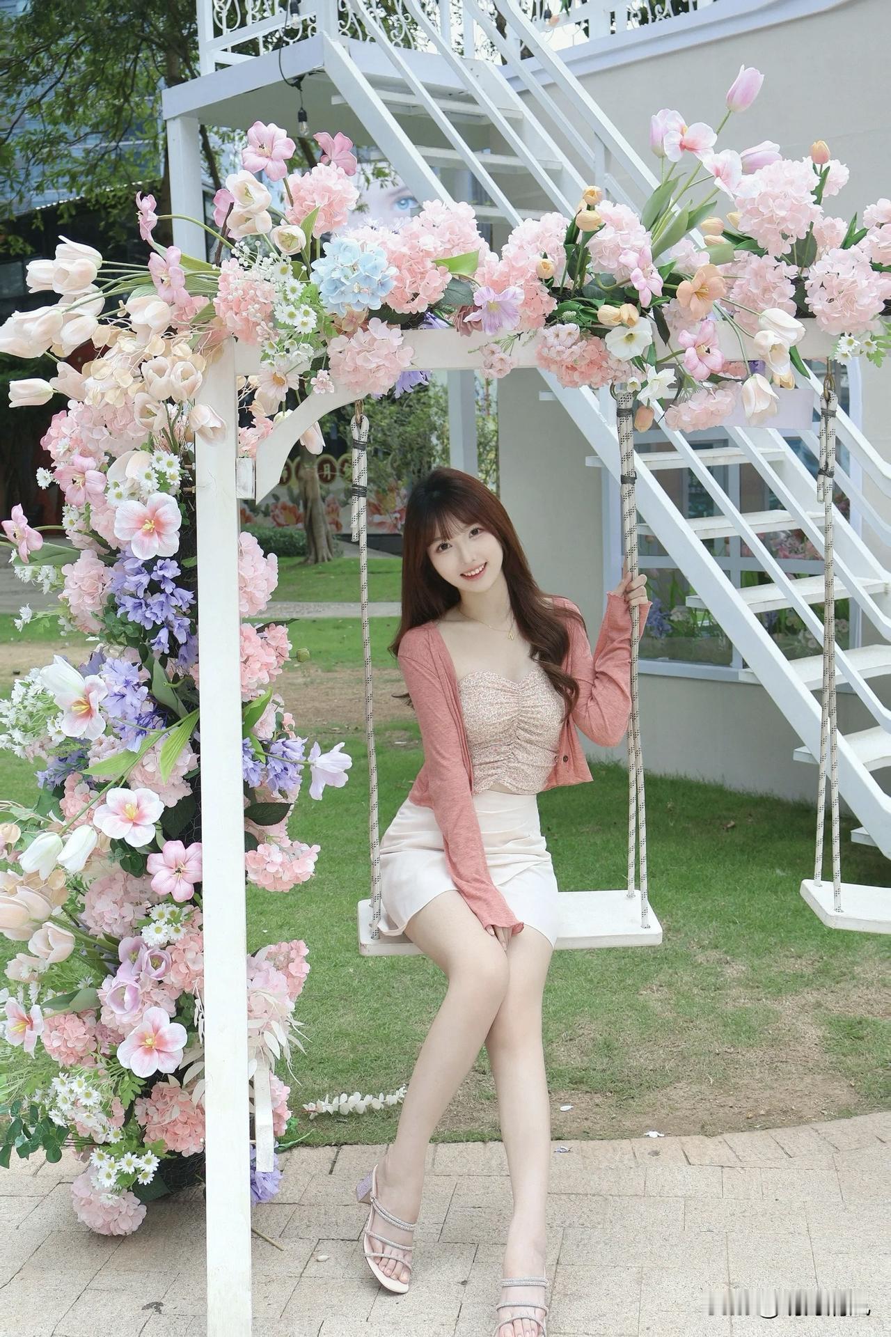 刚在花园里拍了一组照片，最喜欢这张秋千上的回眸，给你们看看🥰就是那种很自然