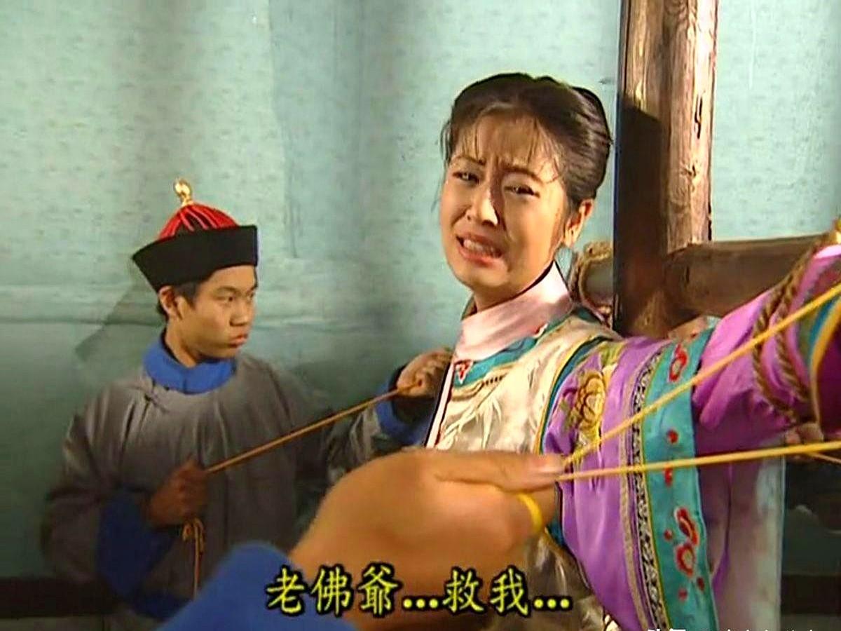 谁的童年没被紫薇夹手指那段虐到？容嬷嬷还没动针，光夹手指就让观众跟着揪心——这可