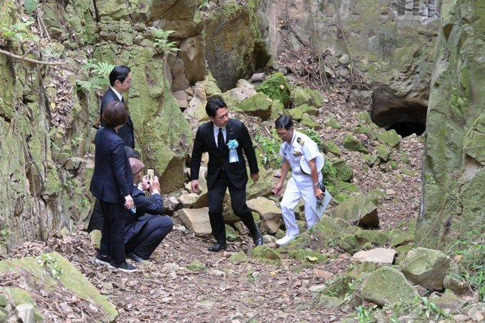 日本防卫大臣小泉进次郎：我们参观了硫磺岛上的海军总部掩体和新发现遗骸的地点，并